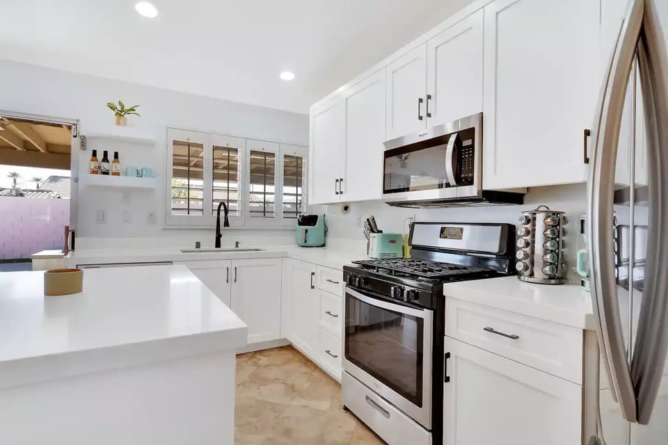 Upgraded fully stocked kitchen
