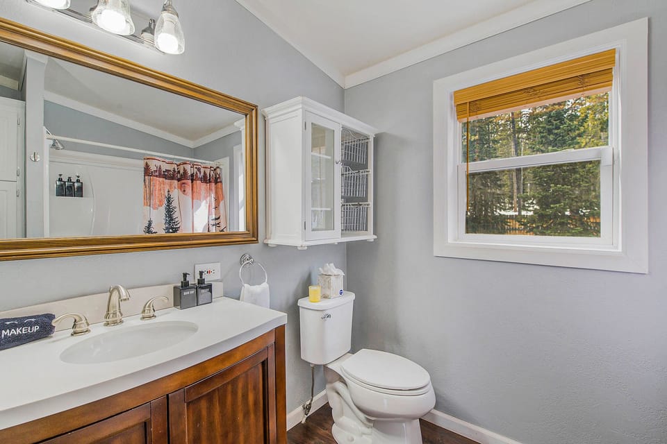 Upstairs full bathroom