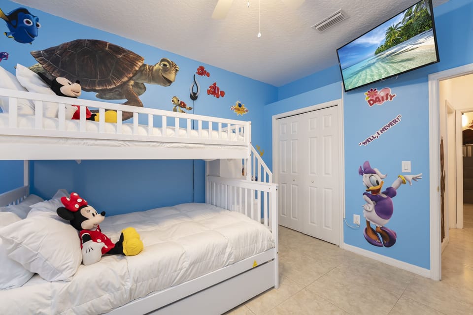 Bedroom 5 showing TV