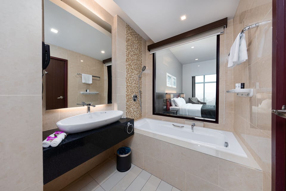 Family Suite | Bathroom | Free toiletries, hair dryer, bidet