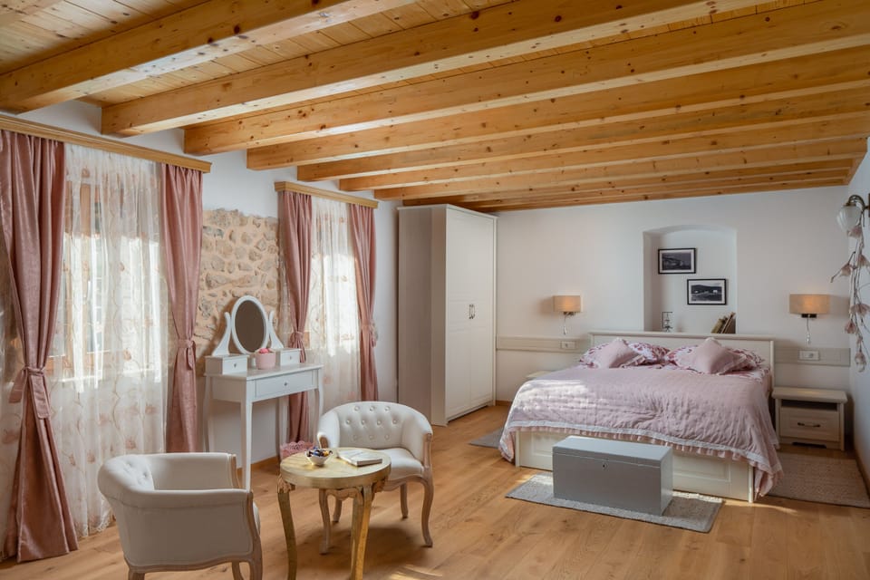 Luxury Villa, 3 Bedrooms, Mountain View | 3 bedrooms, blackout drapes, iron/ironing board, WiFi (free)