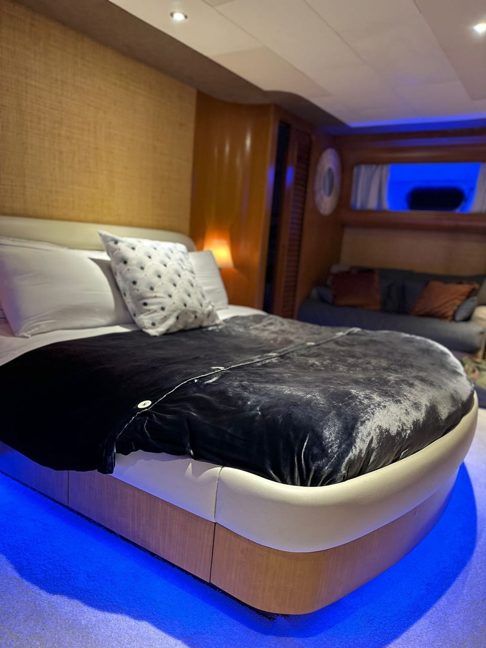 Exclusive Room | Iron/ironing board (on request), WiFi (free)