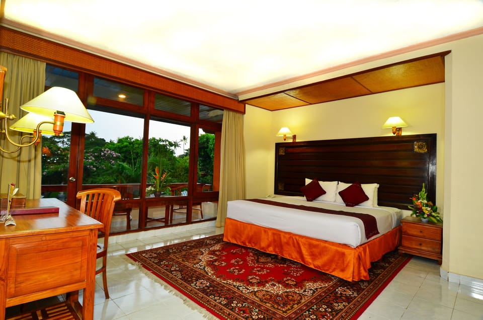 Junior Suite, 1 Double Bed | Minibar, in-room safe, desk, laptop workspace