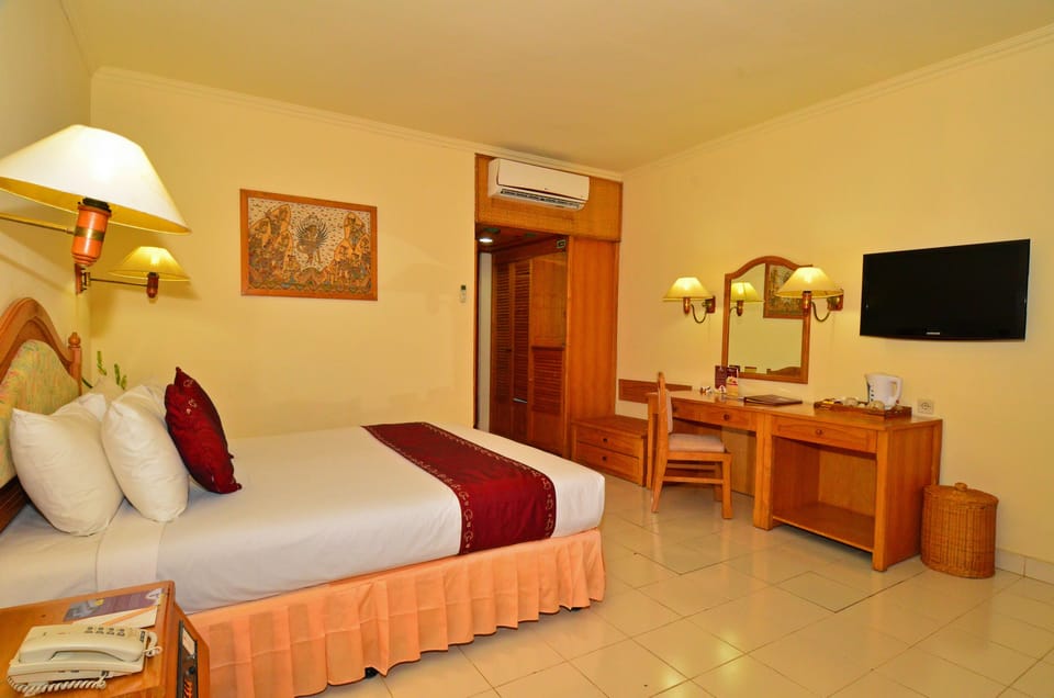 Deluxe Garden (Ground Floor) | Minibar, in-room safe, desk, laptop workspace