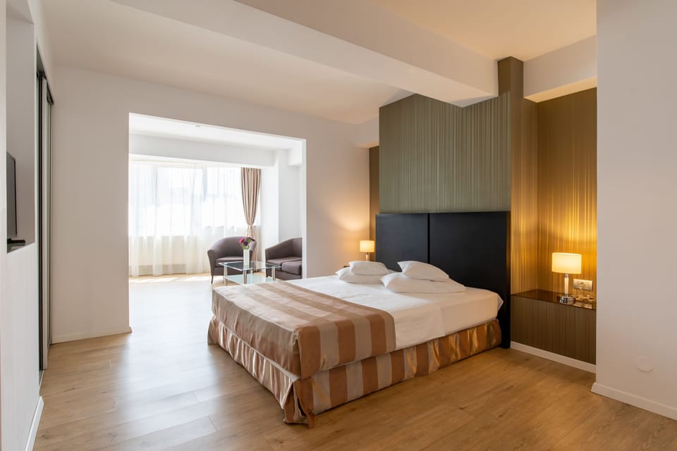 Deluxe Room, 1 Queen Bed | Premium bedding, minibar, in-room safe, blackout drapes
