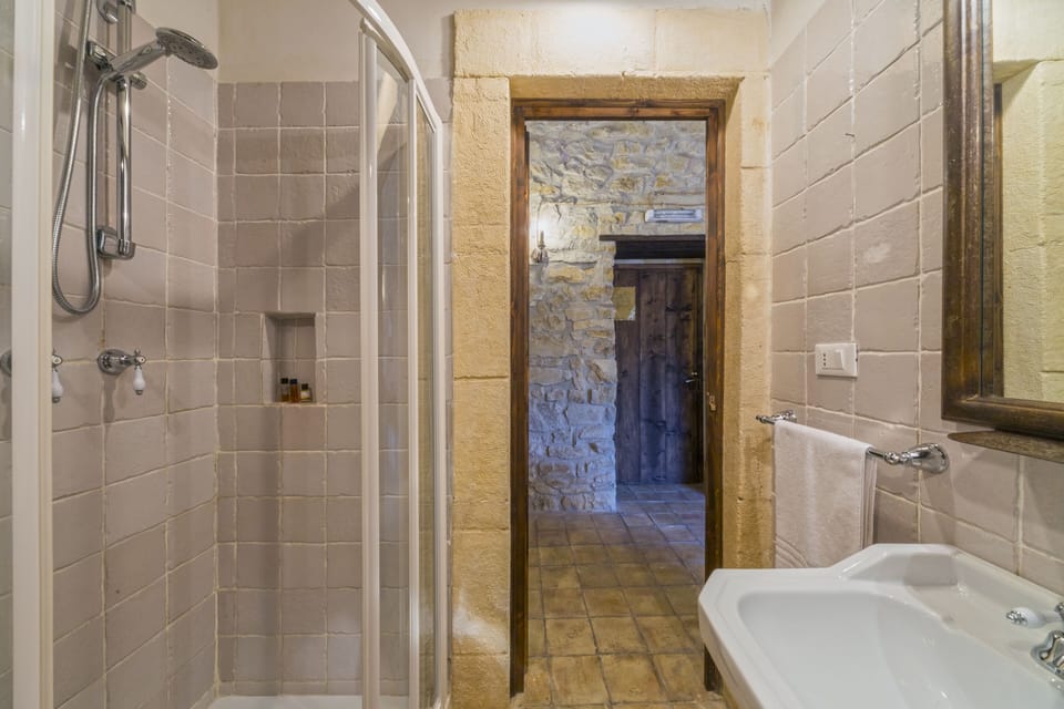 Deluxe Quadruple Room | Bathroom | Shower, free toiletries, hair dryer, towels