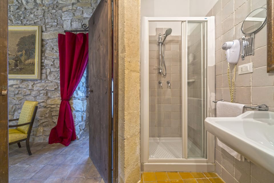 Deluxe Studio Suite | Bathroom | Shower, free toiletries, hair dryer, towels
