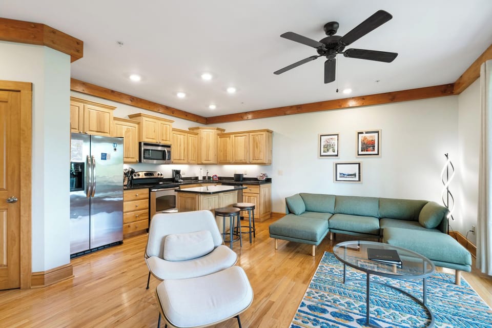 Open Floor Plan---Kitchen/Living Rooms