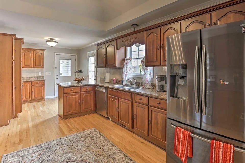 Full Chef's kitchen with butlers pantry, stainless steel appliances 