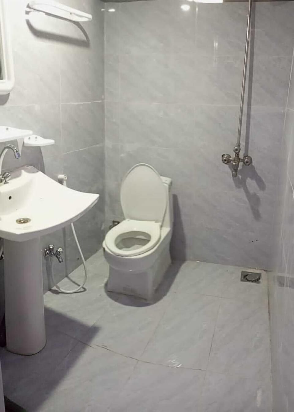 Rainfall showerhead, free toiletries, hair dryer, bathrobes