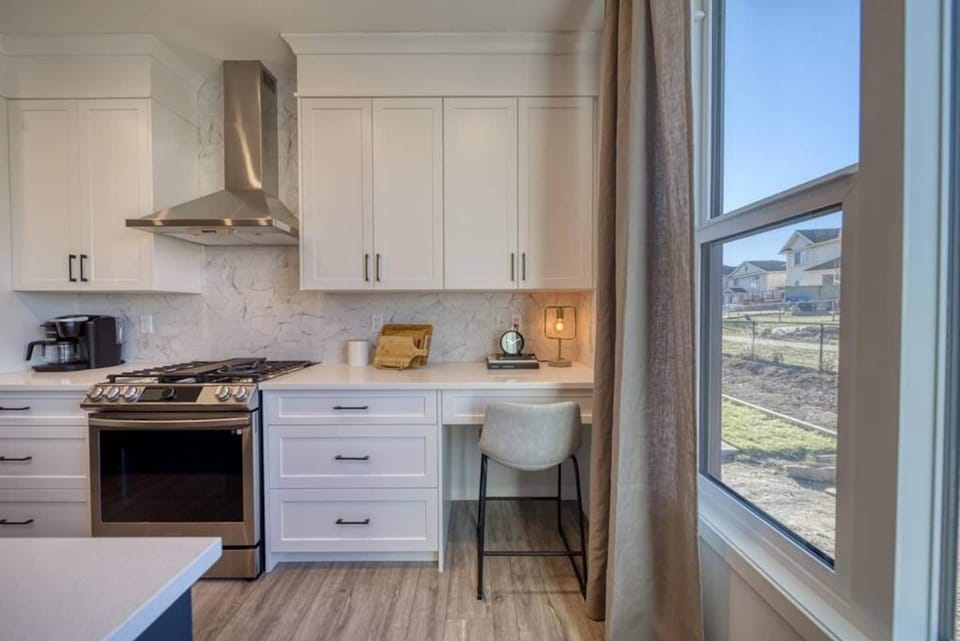 Convenient work area for those travelling with younger children. Supervise and assist with homework while enjoying the large kitchen and high end appliances. 