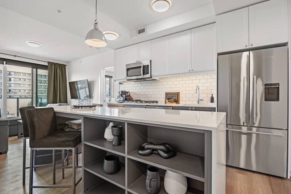 Comfortable home. Cable, top of the line appliances, two bedrooms (one king, one queen), two bathrooms, underground parking, cable and more. 
