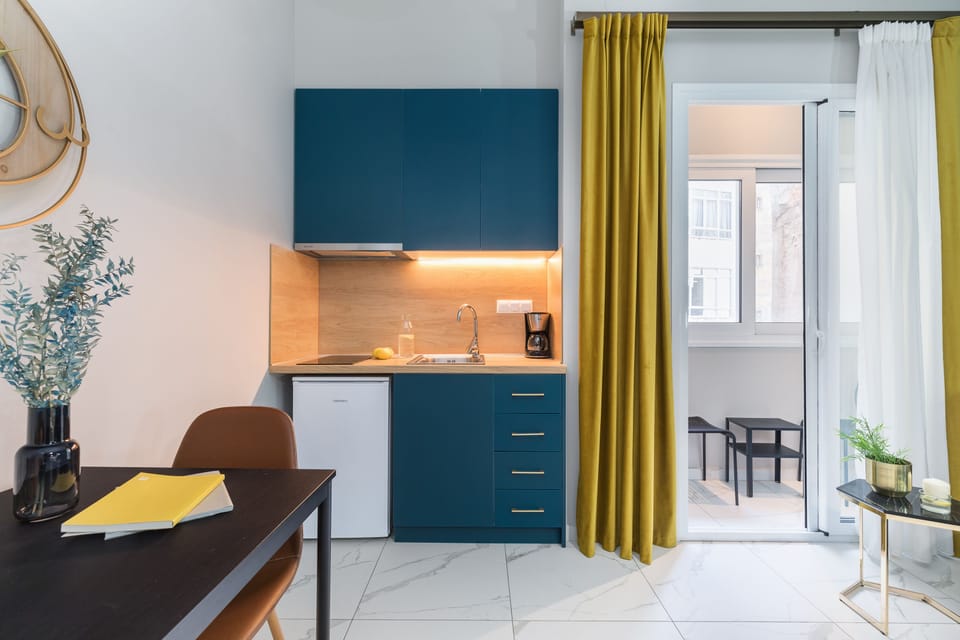 Design Studio Suite | Private kitchen | Mini-fridge, stovetop, electric kettle, cookware/dishes/utensils
