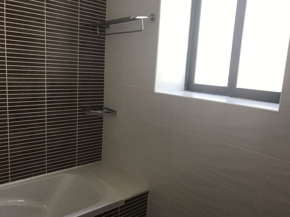 Superior Twin Room | Bathroom | Combined shower/tub, free toiletries, hair dryer, towels