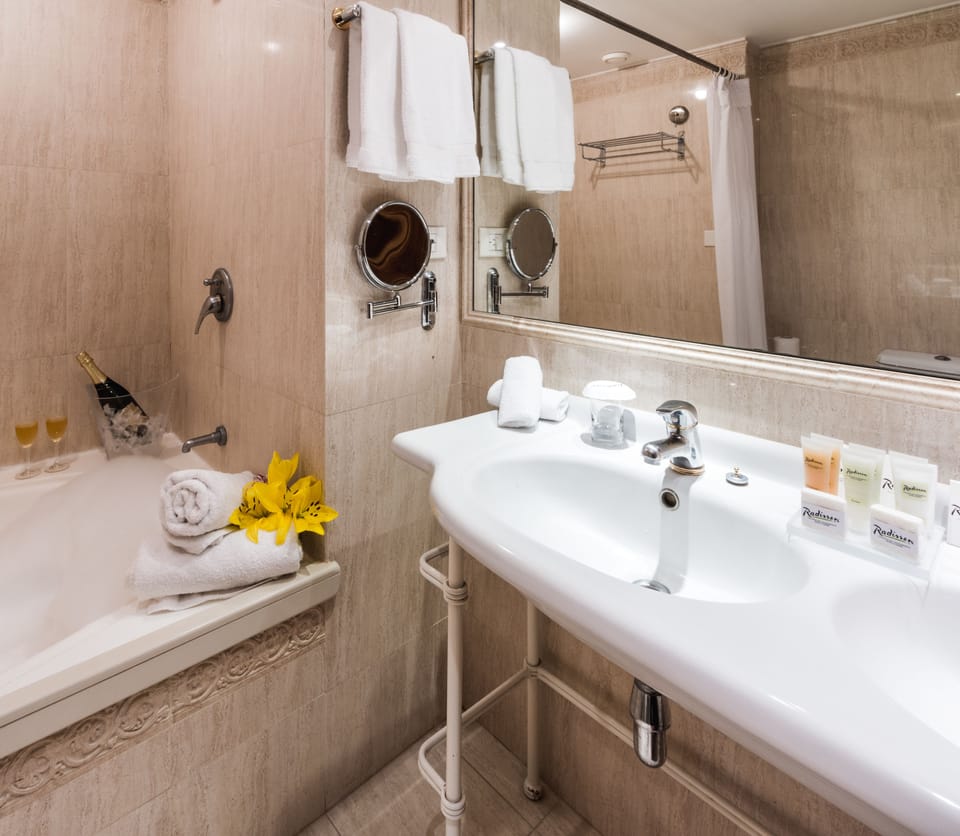 Suite, 1 King Bed, Non Smoking, Jetted Tub | Minibar, in-room safe, desk, blackout drapes