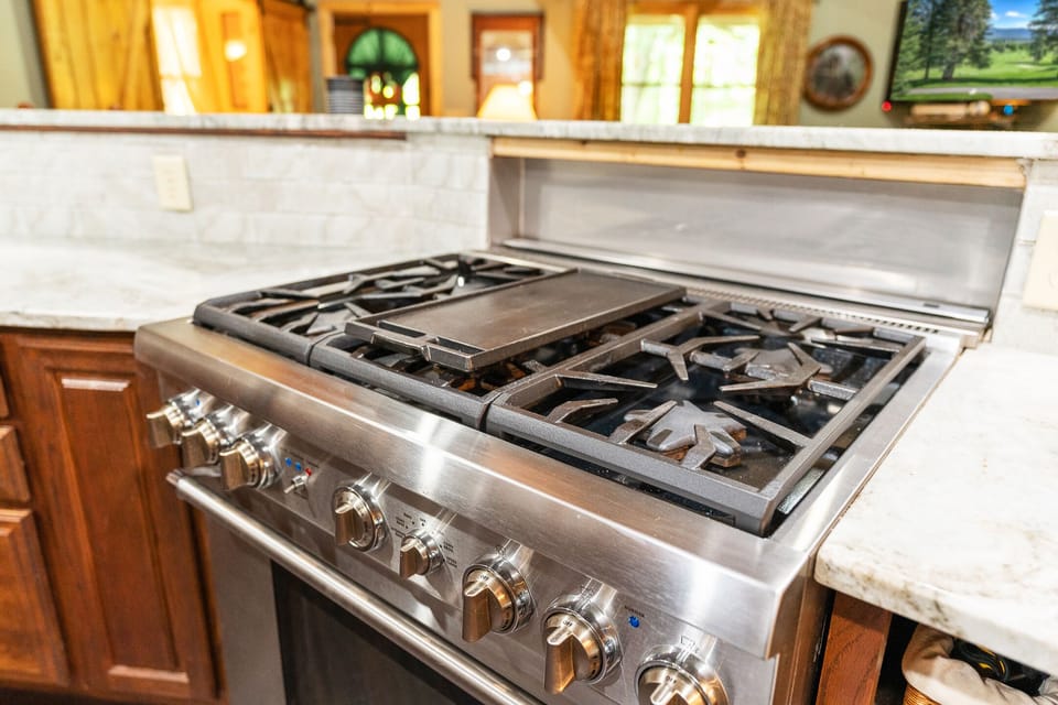 Cabin, Multiple Beds, Hot Tub, Mountain View | Private kitchen | Fridge, oven, stovetop, dishwasher