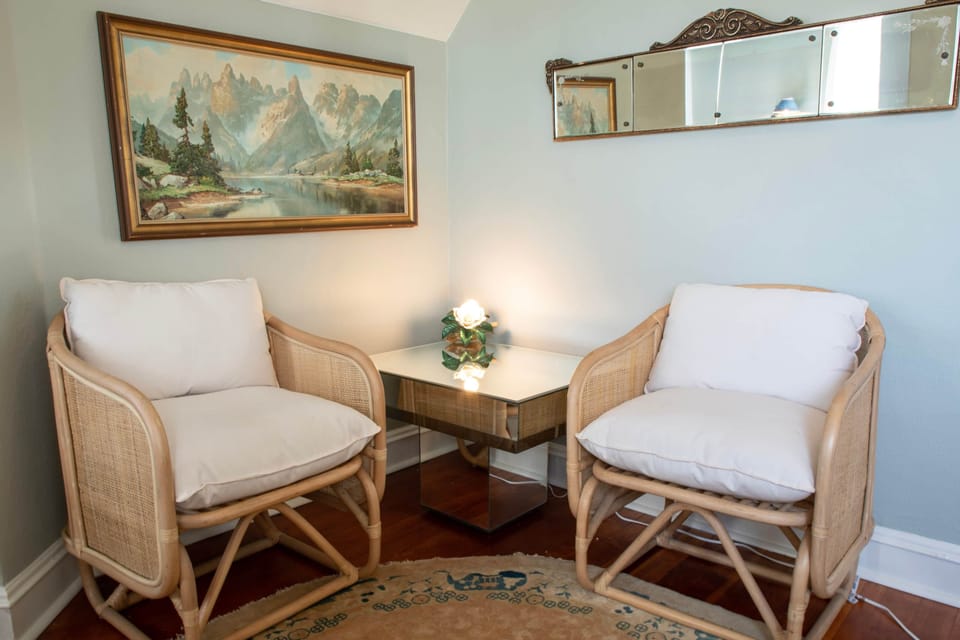 BR 2 – King Louis Seating Area