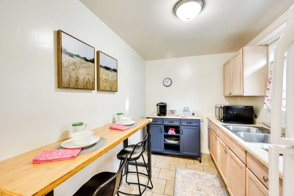 Kitchenette | Dishware & Flatware Provided