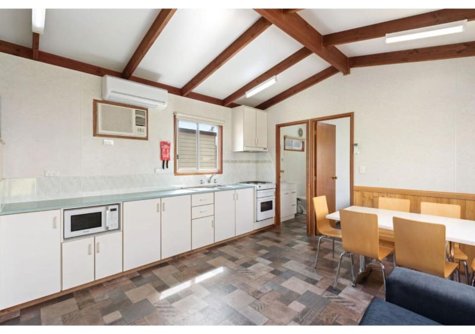 Standard 3 Bedrooms Cabin - Sleeps 6 | In-room dining