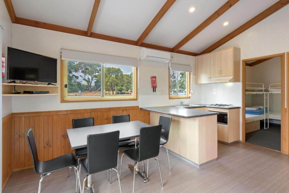 Superior 2 Bedroom Cabin - Sleeps 6 | In-room dining