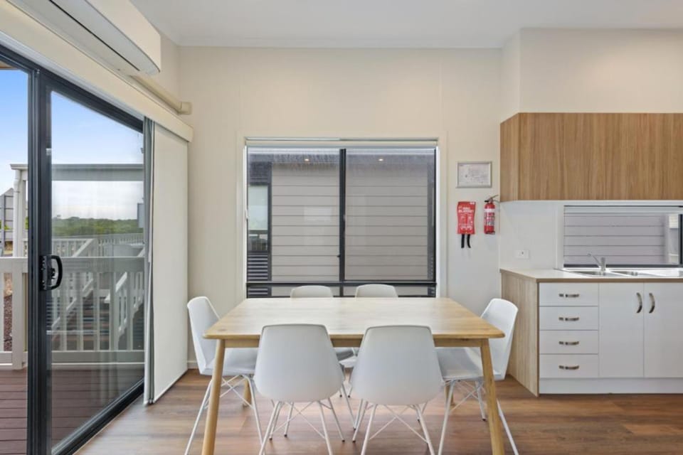 Deluxe 2 Bedroom Waterfront Cabin | In-room dining