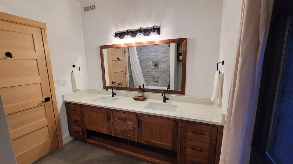 Full bathroom between bedroom 2 and 3