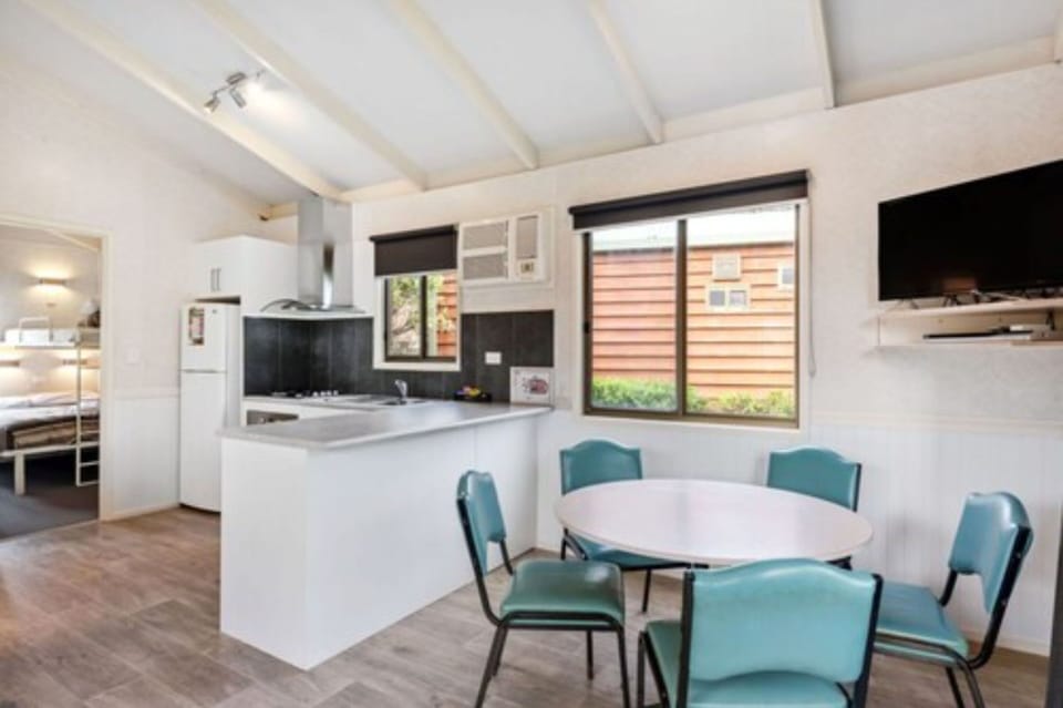 Superior 2 Bedrooms Cabin - Sleeps 5 | In-room dining