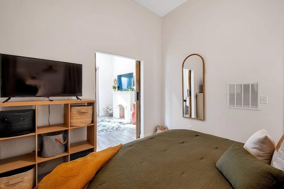 Cozy bedroom with King Size Bed and 43" Smart TV