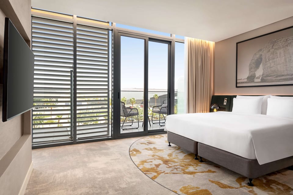 Deluxe Suite (Lounge Access) | Hypo-allergenic bedding, minibar, in-room safe, desk