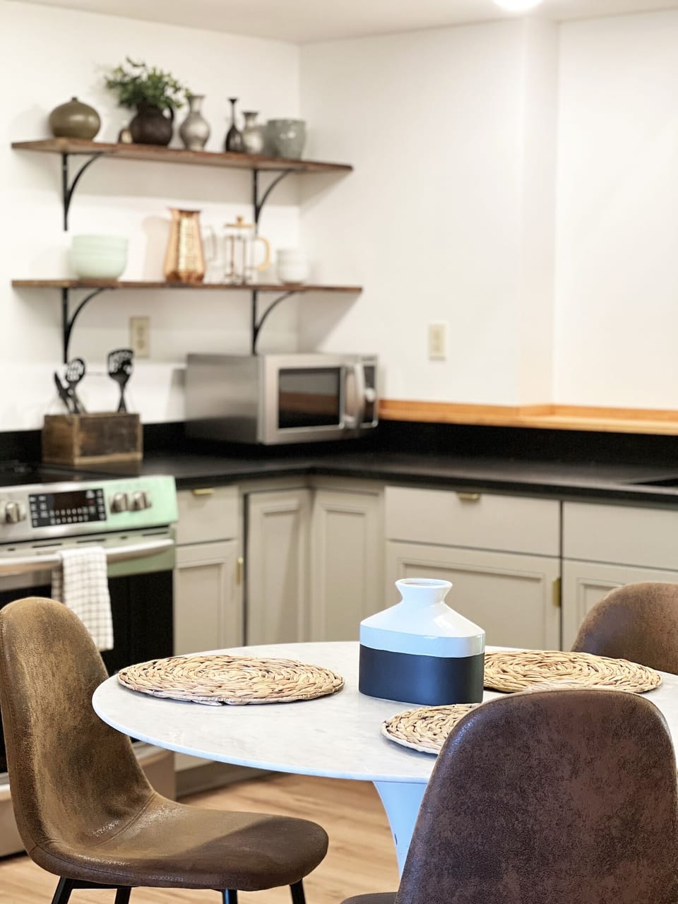 Breakfast table in the large eat-in kitche