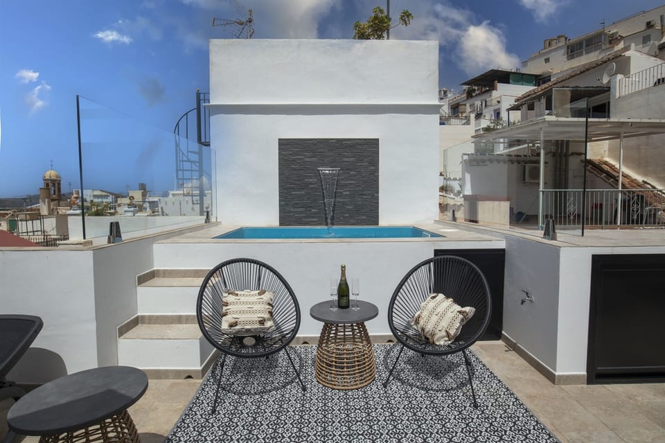 Plunge pool with water feature