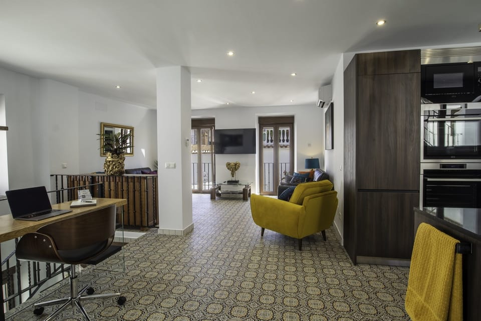 Comfortable seating,  Smart TV