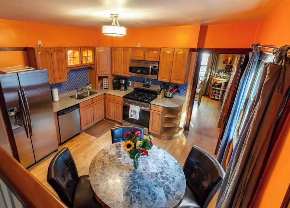 Full kitchen with all of your cooking needs!