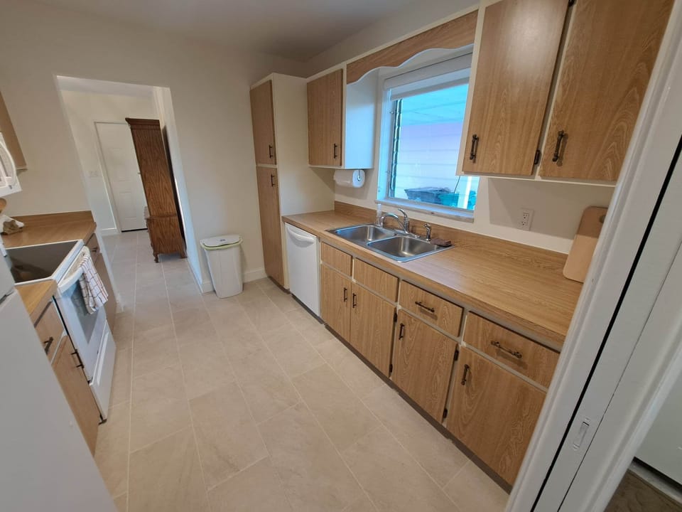 Right Side of Kitchen - Fully Stocked cabinets and drawers. Dishwasher