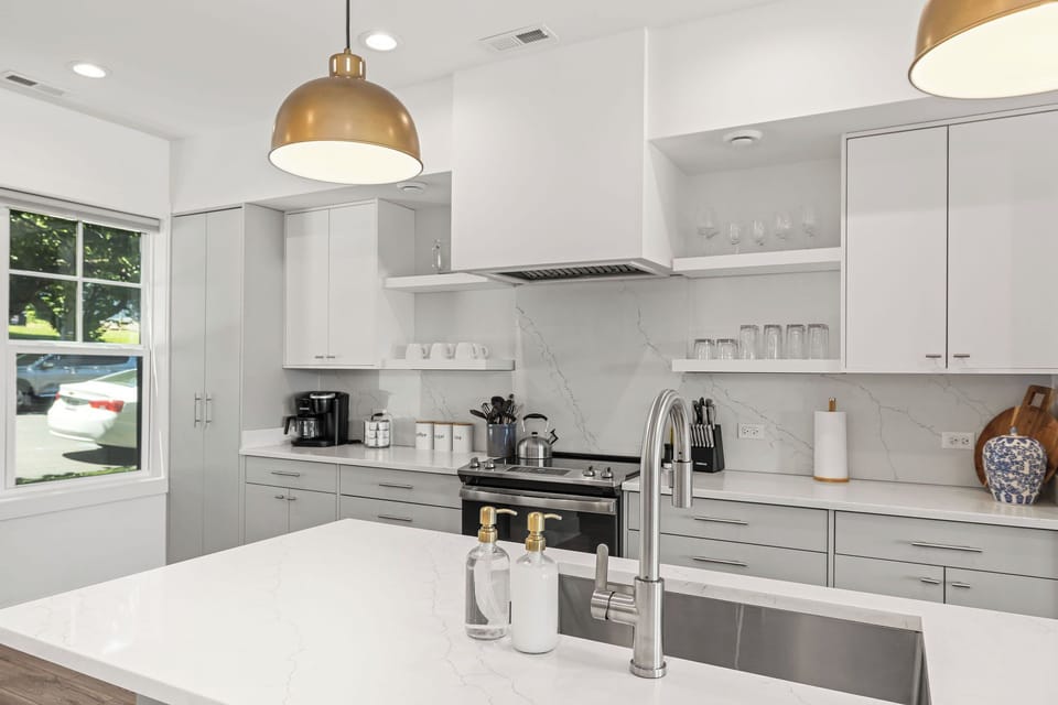 Quartz countertops & stainless appliances