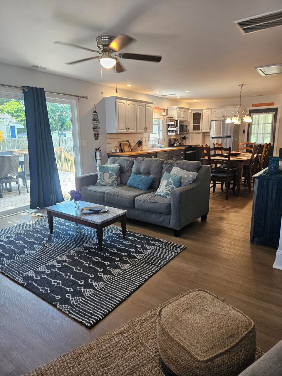 Open concept livingroom/litchen