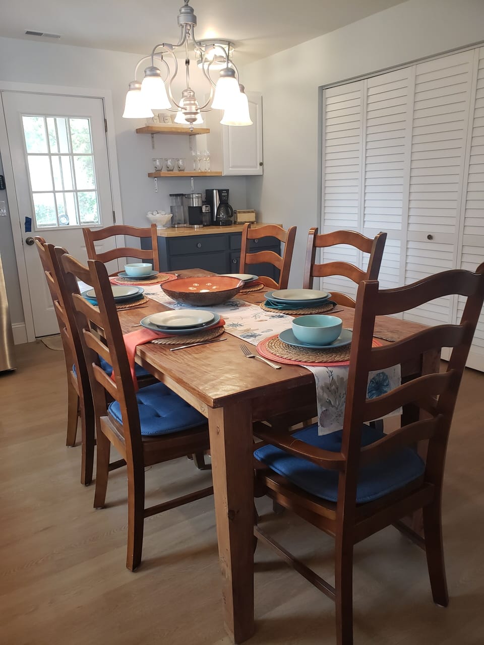 Dining space for six at kitchen table