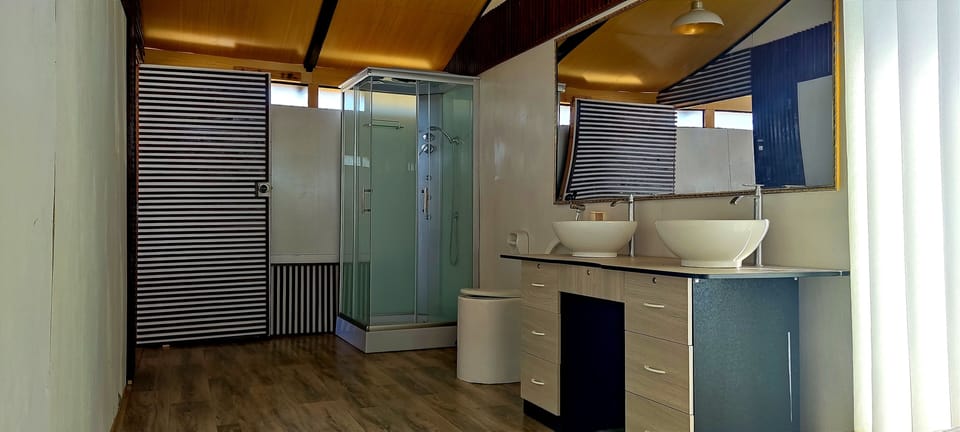 Panoramic Cabin | Bathroom | Towels, toilet paper