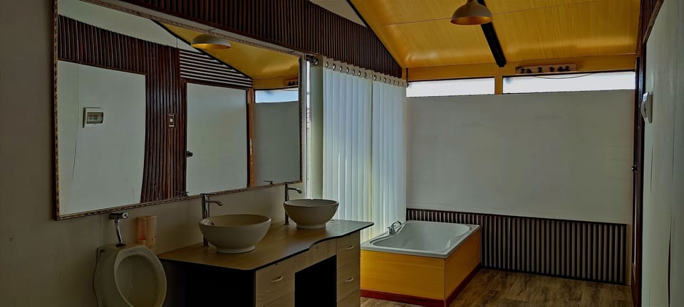 Panoramic Cabin | Bathroom | Towels, toilet paper