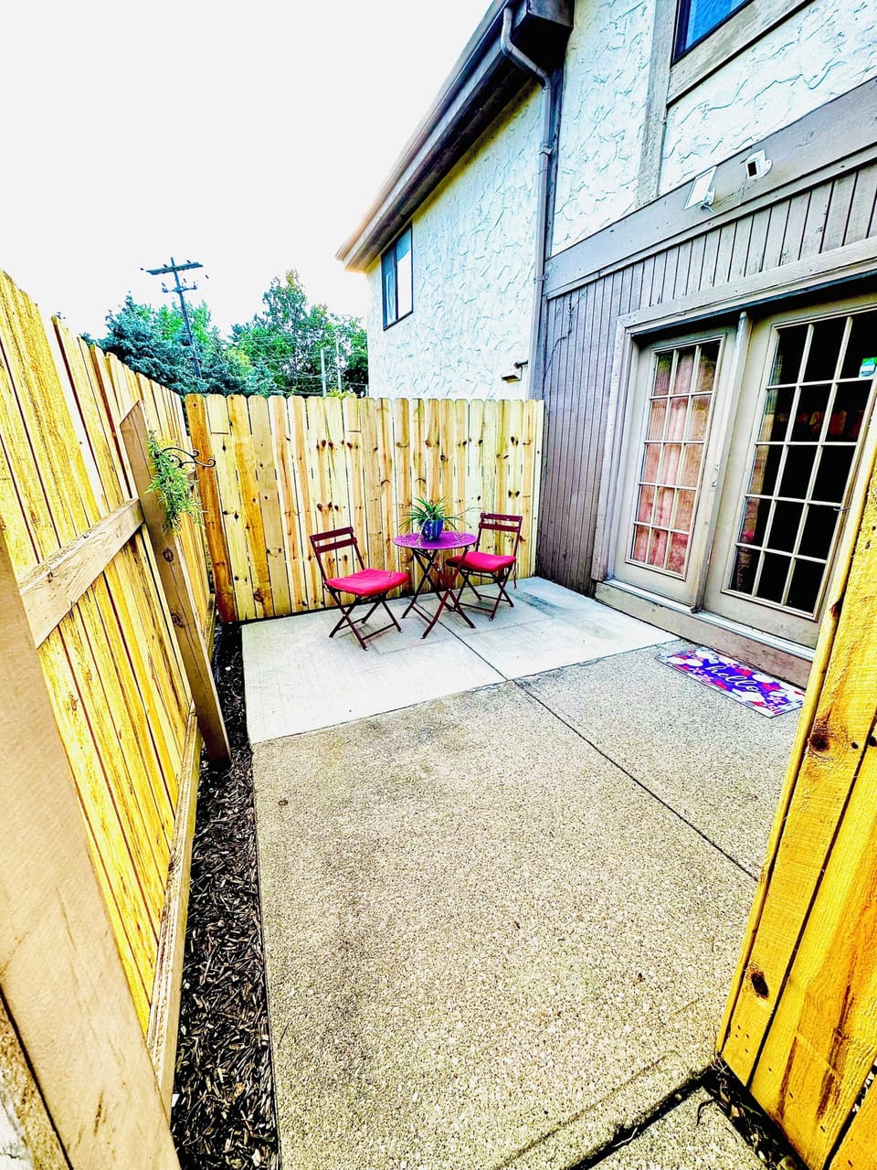Private patio w / Charcoal grill
