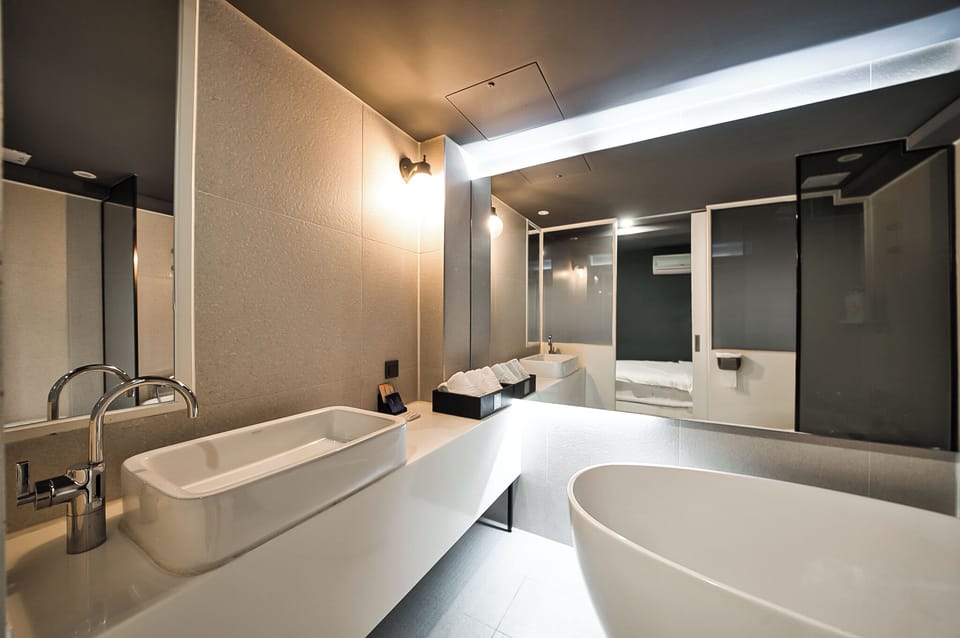 Deluxe Double Room | Bathroom | Free toiletries, hair dryer, bathrobes, slippers
