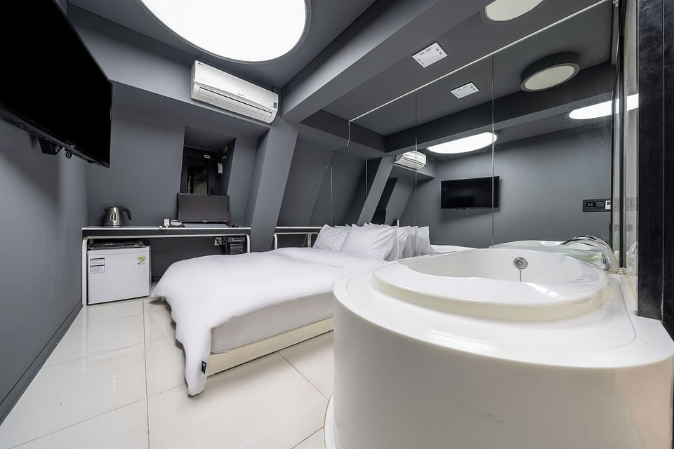 Standard Double Room | Minibar, soundproofing, free WiFi, bed sheets