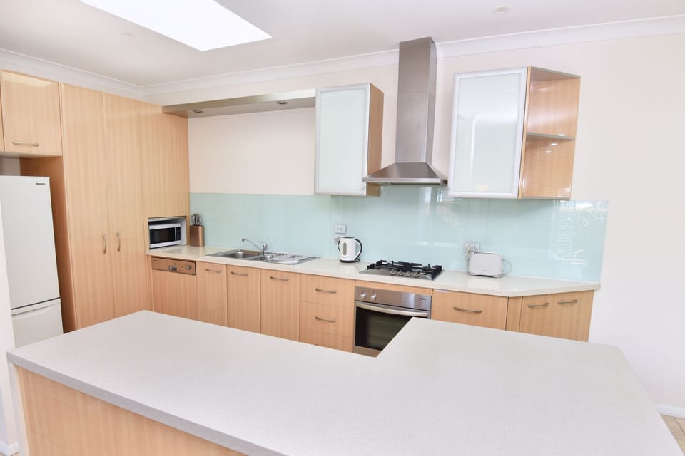 Comfort House, 2 Bedrooms, Non Smoking, Mountain View | Private kitchen | Full-size fridge, microwave, oven, stovetop