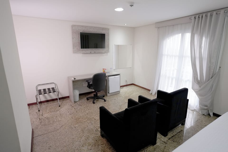 Master Suite | Desk, blackout drapes, free WiFi, bed sheets