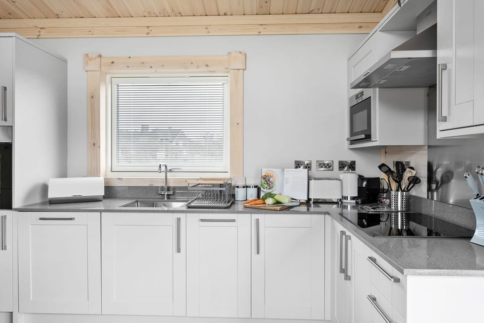 fully equipped kitchen space with microwave, hob & toaster - Croftner, Great Field Lodges
