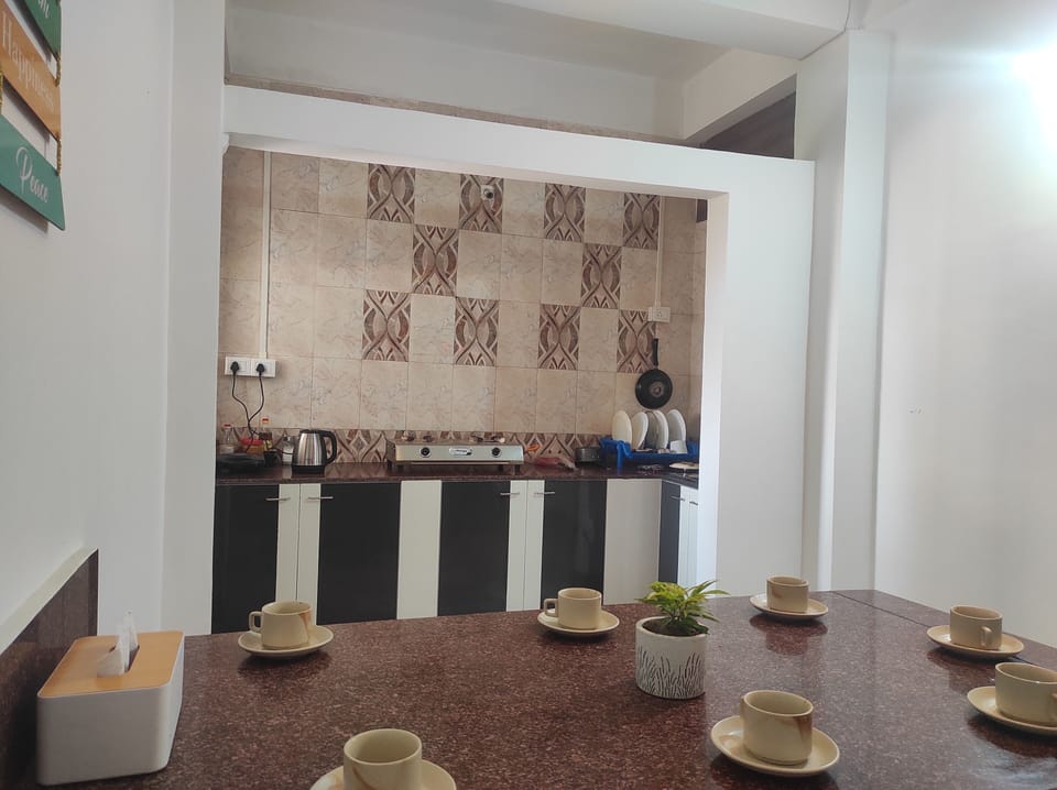 Standard Double Room | Shared kitchen | Toaster, cookware/dishes/utensils
