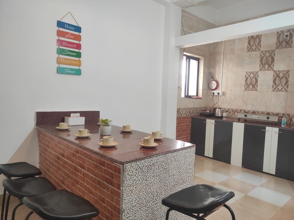 Standard Double Room | Shared kitchen | Toaster, cookware/dishes/utensils