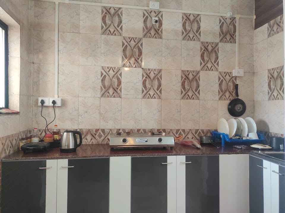 Standard Double Room | Shared kitchen | Toaster, cookware/dishes/utensils