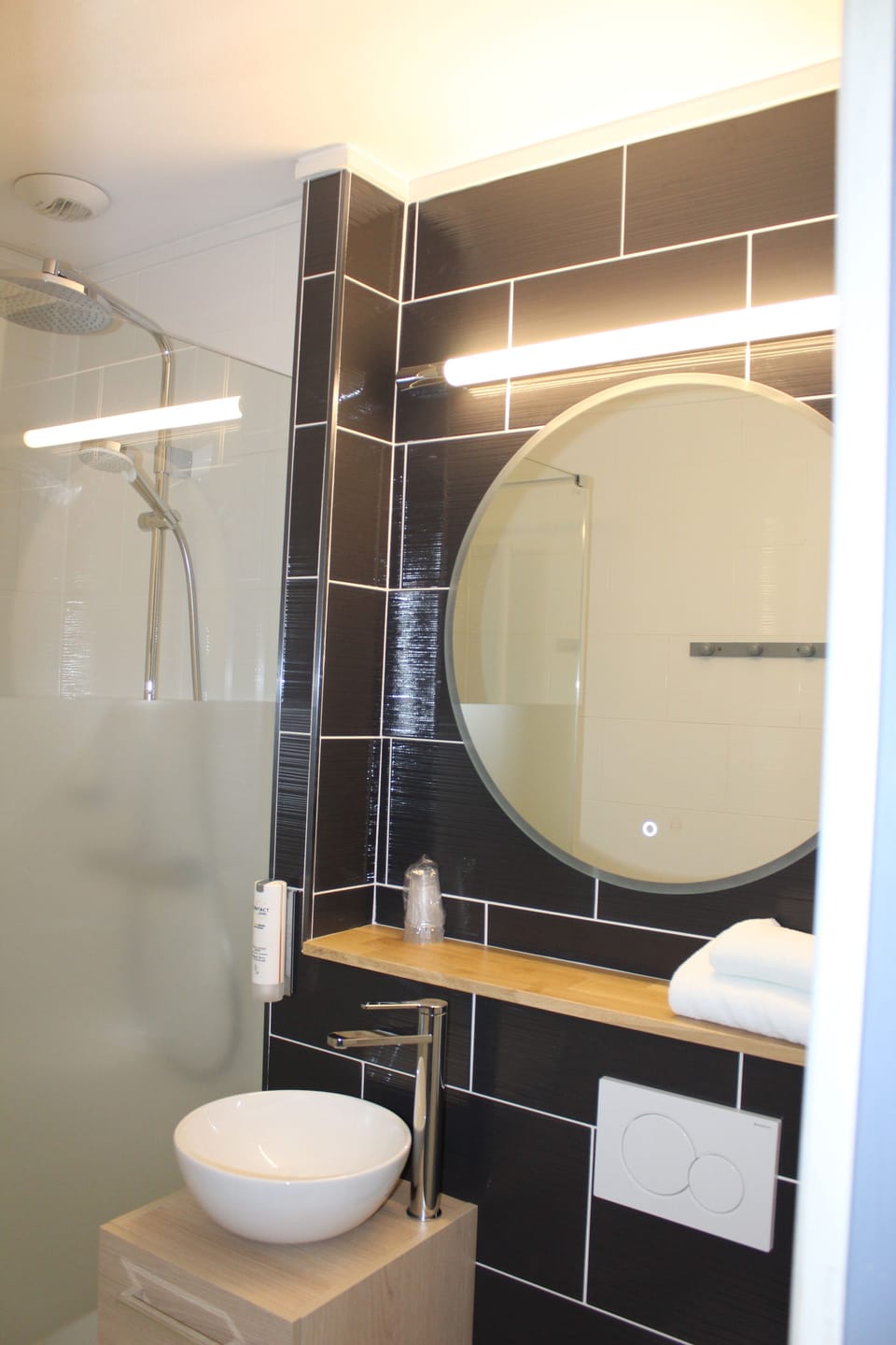 Standard Double Room | Bathroom | Hair dryer, towels, soap, shampoo