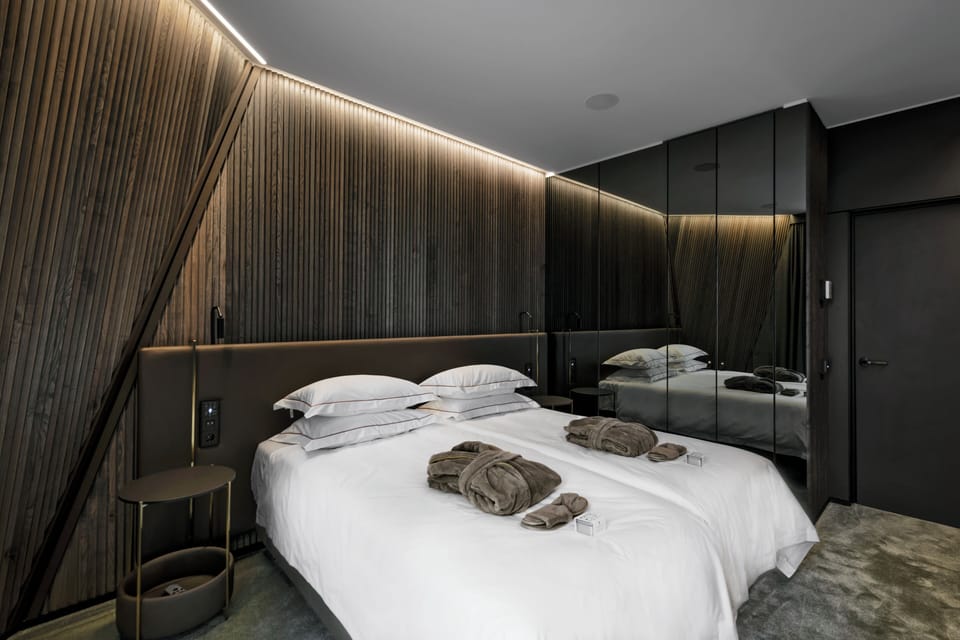 Luxury Studio, 2 Double Beds, Non Smoking, Kitchenette | Tempur-Pedic beds, minibar, in-room safe, laptop workspace